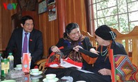 Tong Thi Phong poursuit sa tournée à Cao Bang