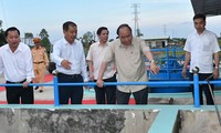 Nguyen Xuan Phuc visite un modèle d’astaciculture à Soc Trang