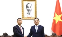 Trân Luu Quang reçoit Gao Jifan