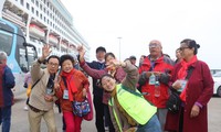 Cruise ship brings 400 tourists to Ha Long Bay