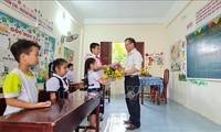 Vietnam Teachers' Day: Truong Sa islanders honor teachers  