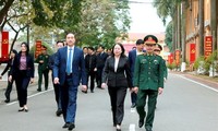 Leaders visit, present Tet gifts to soldiers, disadvantaged people 