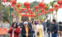 Thousands of pilgrims flock to temples, pagodas during Lunar New Year