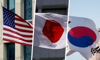 Top diplomats of RoK, US, Japan hold talks at APEC gathering