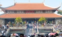 Melakukan ritual pemujaan di pagoda pada awal tahun-ciri budaya yang indah di Vietnam.