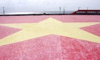 Provinsi Khanh Hoa meresmikan Bendera Ibu Pertiwi dari keramik di Truong Sa.