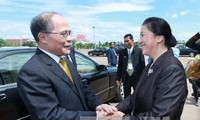 Ketua MN Vietnam Nguyen Sinh Hung mengunjungi Akademi Politik dan Admistrasi Nasional Laos.