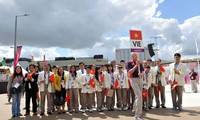 Upacara menaikkan bendera nasional Vietnam diadakan di Taman Bunga Olympiade.