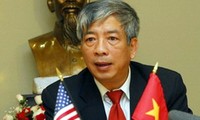 Deputi Menteri Pertahanan Vietnam Nguyen Chi Vinh menerima delegasi Sekolah Tinggi Pertahanan  Amerika Serikat.