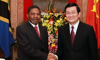 Presiden Vietnam Truong Tan Sang menerima Presiden zona semi otonomi Zanziar dari Tanzania.