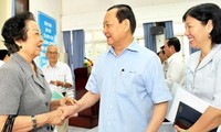 Sekretaris Komite Partai Komunis Vietnam kota Ho Chi Minh, Le Thanh Hai melakukan kontak dengan para pemilih