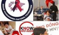 Menyampaikan hadiah pers tentang HIV/AIDS