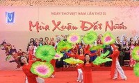 Daerah-daerah di Vietnam dengan bergelora mengadakan Hari Sajak Vietnam