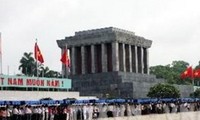 Lebih dari 74.000 orang telah  berziarah kepada mousolium Presiden Ho Chi Minh pada  30 April dan 1 Mei