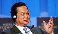 Perdana Menteri Nguyen Tan Dung membacakan pidato pembukaan WEF Asia Timur 2013