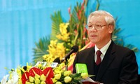 Sekjen Nguyen Phu Trong menghadiri upacara peringatan ulang tahun ke-20 Hari Jadinya Universitas Nasional Hanoi