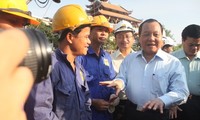 Pimpinan kota Ho Chi Minh mengunjungi kaum buruh yang sedang membangun jembatan