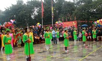 Menikmati pertandingan catur manusia pada awal musim semi di daerah silat Binh Dinh