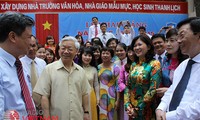 Sekjen Nguyen Phu Trong menghadiri upacara pembukaan tahun ajar baru di  SMA Nguyen Gia Thieu (kota Hanoi)