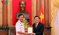 Presiden Truong Tan Sang melakukan pertemuan dengan perseorangan dan kolektif tipikal Angkatan Laut Vietnam