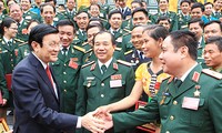 Presiden Truong Tan Sang melakukan pertemuan dengan tipikal-tipikal yang menonjol di kalangan seluruh tentara