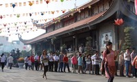 Warga kota Ho Chi Minh melakukan pemujaan di pagoda pada awal Tahun Baru