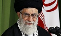 Ayatollah Ali Khamenei mencela AS yang hanya menghapus sanksi terhadap Iran “di atas kertas”