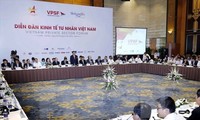 Deputi PM Vuong Dinh Hue menghadiri Forum Ekonomi Swasta Vietnam