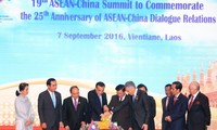 PM Nguyen Xuan Phuc menghadiri dan menampaikan pidato di depan KTT  ke-19 ASEAN-Jepang