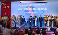 Menyampaikan Penghargaan Tran Dai Nghia