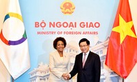 Deputi PM, Menlu  Pham Binh Minh melakukan pembicaraan dengan Sekjen Fransophonie Michaelle Jean