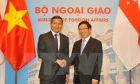 Deputi PM, Menlu Pham Binh Minh melakukan pembicaraan dengan Menlu Singapura, Vivian Balakrishnan