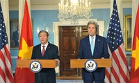 Anggota Polit Biro, Anggota Harian Sekretariat KS PKV, Dinh The Huynh melakukan pembicaraan dengan Menlu AS, John Kerry