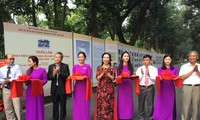 Membuka pameran foto “Aktivitas diplomatik yang dilakukan oleh Presiden Ho Chi Minh tahap 1954-1969”