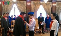 Presiden RDR Laos menerima delegasi anak-anak Vietnam