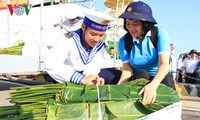 Jembatan televisi mengucapkan selamat Hari Raya Tet kepada kabupaten pulau Truong Sa