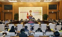 Membuka sidang pleno ke-4 Komisi Hukum MN Vietnam