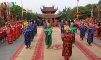 Mengadakan Hari Haul Sanga Cikal Bakal Negara Lac Long Quang dan membakar hio untuk mengenangkan Ibunda Au Co