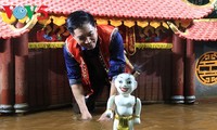 Seniman Phan Thanh Liem-Orang yang memasang sayap bagi wayang golek air tradisional