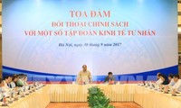 PM Nguyen Xuan Phuc melakukan dialog tentang kebijakan dengan grup-grup ekonomi swasta