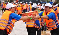 Mengumpulkan derma untuk membantu mengatasi akibat hujan dan banjir.