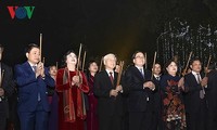 Sekjen Nguyen Phu Trong membakar hio di Tugu Monumen Peringatan Raja Ly Thai To dan mengucapkan selamat Hari Raya Tet kepada Kota Hanoi