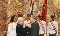 Sekjen Nguyen Phu Trong menyampaikan penghargaan Bintang Emas kepada Ketua Kuba, Raul Castro Ruz