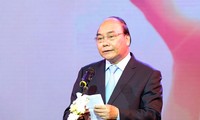 PM Nguyen Xuan Phuc memeriksa pekerjaan mengatasi akibat dan memulihkan produksi setelah insiden lingkungan di Provinsi Thua Thien Hue dan Provinsi Quang Tri