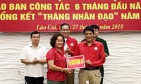 Lembaga Palang Merah Viet Nam terus memberikan pertolongan kepada rakyat di provinsi-provinsi yang menderita kerugian akibat hujan dan banjir