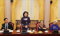 Wakil Presiden Dang Thi Ngoc Thinh melakukan pertemuan dengan rombongan orang yang berjasa dari Provinsi An Giang