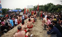 Ritual tarik  tambang  sambil duduk di Kuil Tran Vu, pusaka budaya nonbendawi yang mewakili umat manusia