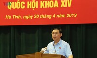 Deputi PM Vuong Dinh Hue melakukan kontak dengan pemilih Provinsi Ha Tinh