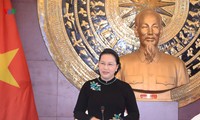 Ketua MN Nguyen Thi Kim Ngan menerumi para staf Kedutaan Besar dan wakil komunitas orang Viet Nam di Tiongkok