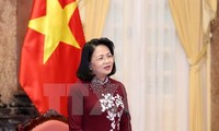 Wakil Presiden Negara Dang Thi Ngoc Thinh melakukan pertemuan dengan rombongan anak-anak yang mengatasi kesulitan untuk menggeliat diri